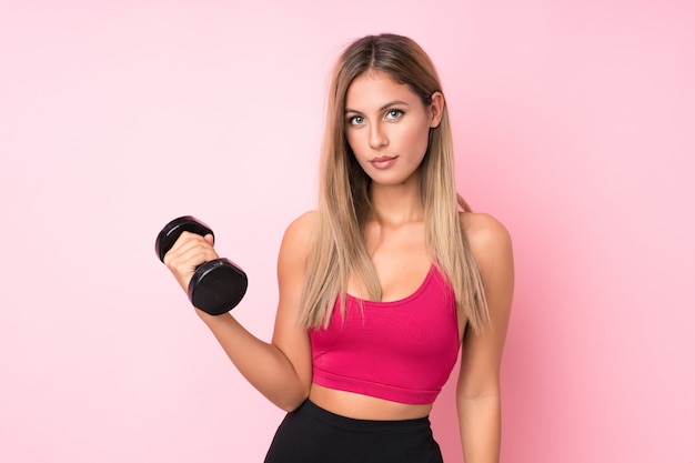 Jeune femme blonde sport faisant de l'haltérophilie avec kettlebell