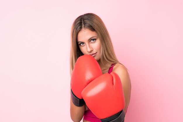 Jeune femme blonde de sport avec des gants de boxe