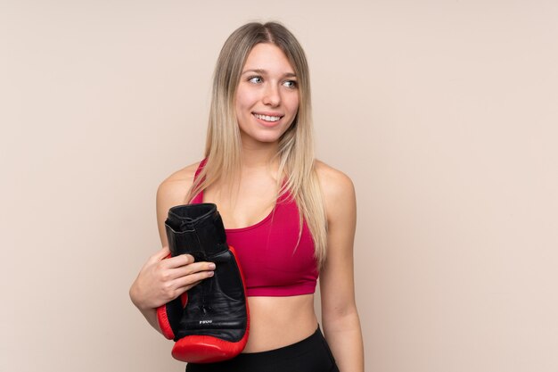 Jeune femme blonde de sport avec des gants de boxe