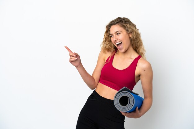 Jeune femme blonde sportive allant à des cours de yoga