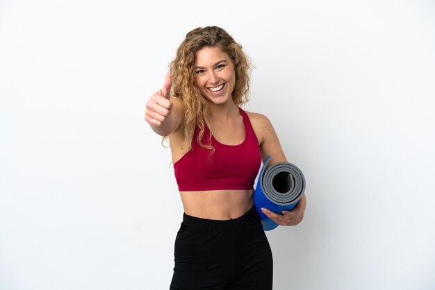 Jeune femme blonde sportive allant à des cours de yoga