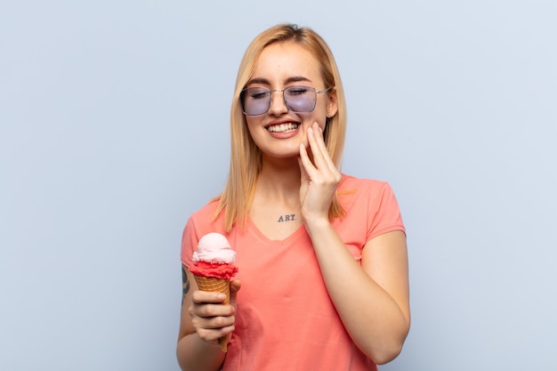 Jeune Femme Blonde Tenant La Joue Et Souffrant De Maux De Dents Douloureux, Se Sentir Malade, Misérable Et Malheureux, à La Recherche D'un Dentiste