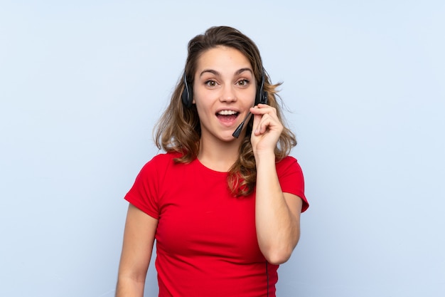 Jeune femme blonde travaillant avec un casque