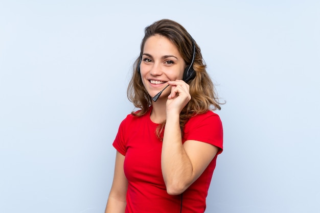 Jeune femme blonde travaillant avec un casque