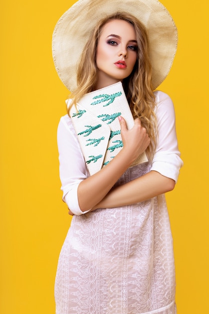 Jeune femme blonde en tunique et chapeau