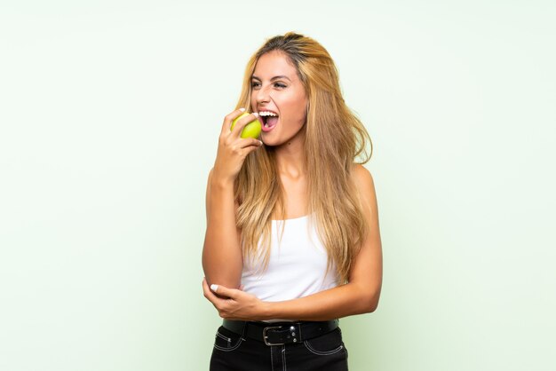 Jeune femme blondeJeune femme blonde avec une pomme