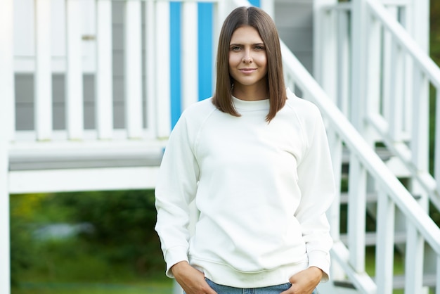 Jeune femme en blouse blanche. photo de haute qualité