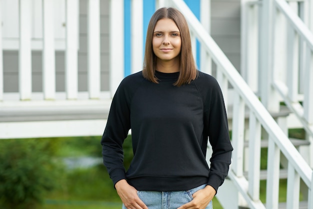 Jeune femme en blouse noire. photo de haute qualité