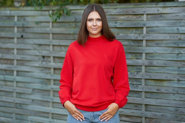 Jeune femme en blouse rouge. photo de haute qualité