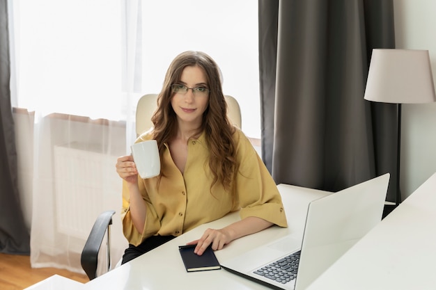 Jeune, femme, boire, café, bureau