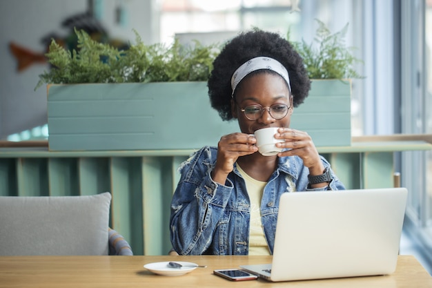 Jeune, femme, boire, tasse, café