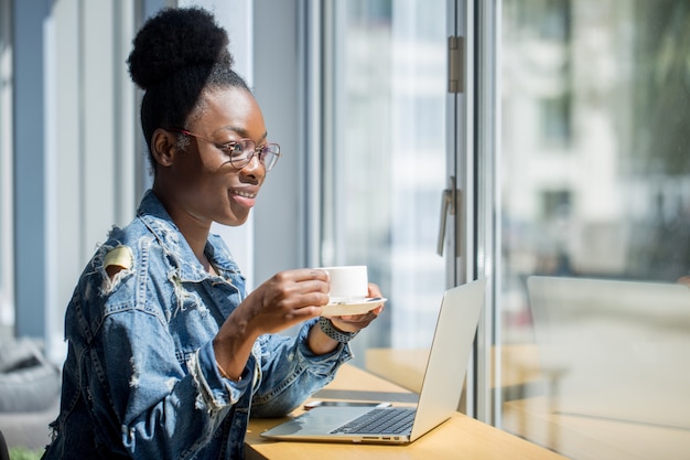 Jeune, femme, boire, tasse, café