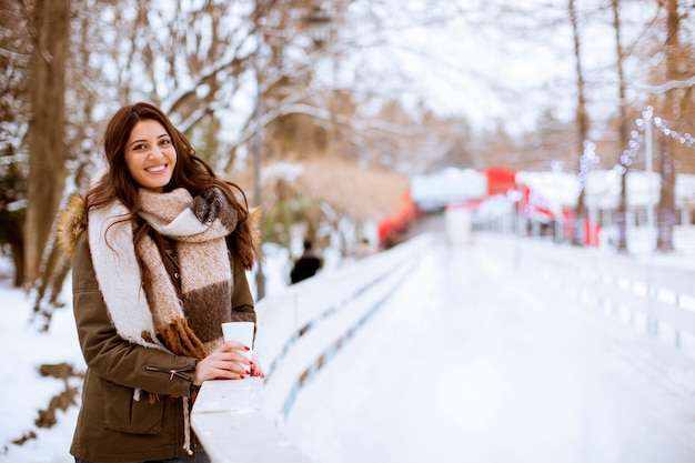 Jeune femme, boire, thé ou café, sur, hiver, nature, espace extérieur