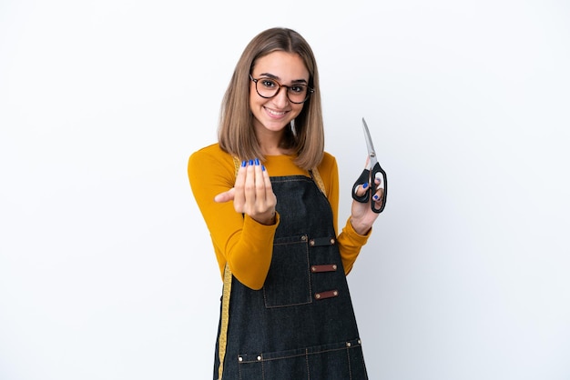 Jeune femme de boîte à coudre caucasienne isolée sur fond blanc invitant à venir avec la main Heureux que vous soyez venu