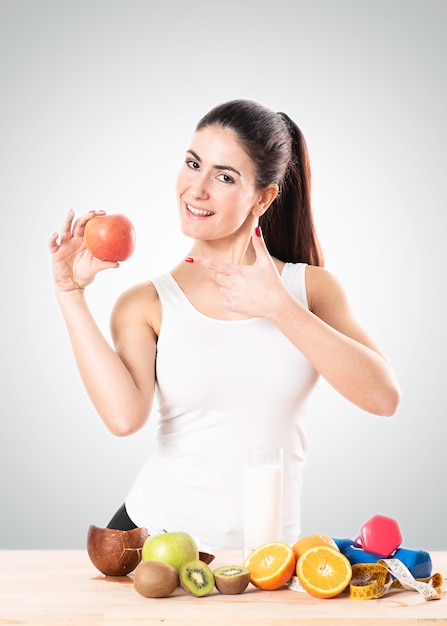 Jeune femme en bonne santé mangeant une pomme. Concept d'alimentation saine.