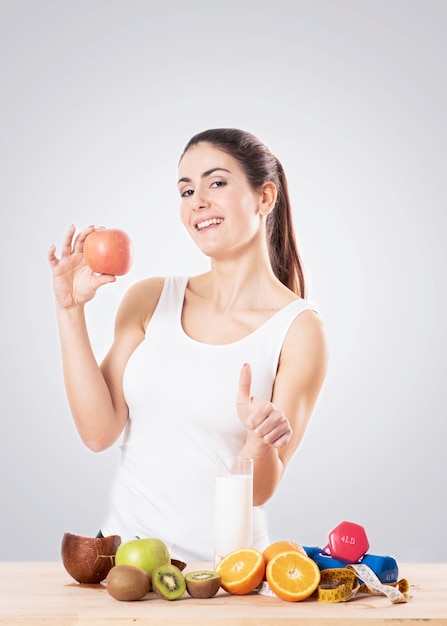 Jeune femme en bonne santé mangeant une pomme. Concept d'alimentation saine.