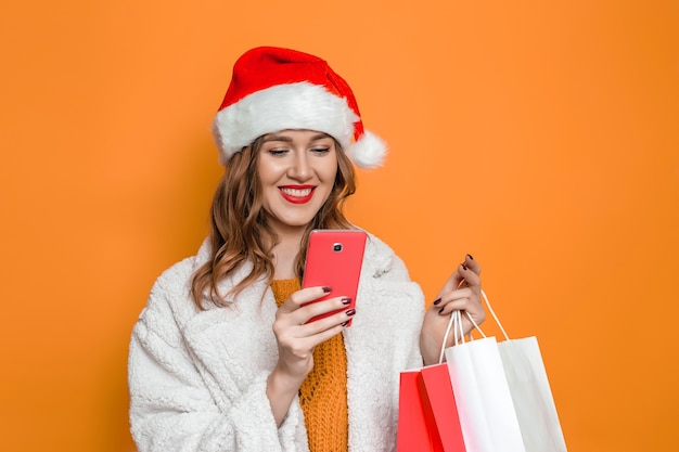 jeune femme en bonnet de noel