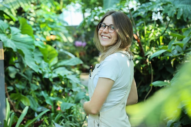 Jeune femme botaniste au travail dans un jardin botanique