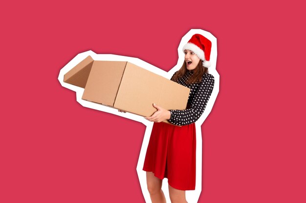 Photo une jeune femme avec la bouche ouverte tenant une boîte en carton sur un fond rouge