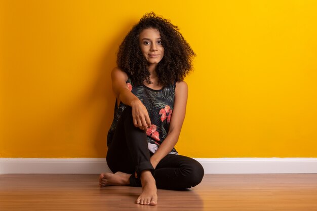 Jeune, femme, bouclé, cheveux, plancher