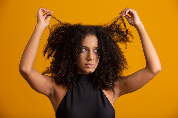 Jeune, femme, bouclé, cheveux