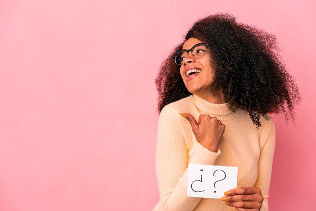 Jeune femme bouclée afro-américaine tenant une pancarte de doute