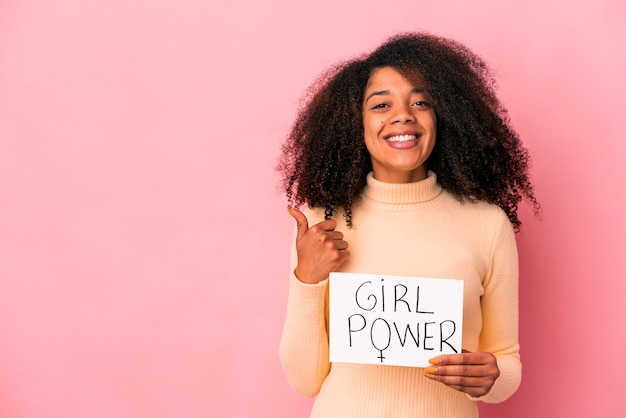 Jeune femme bouclée afro-américaine tenant une pancarte de puissance de fille