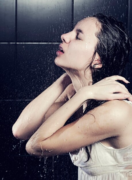 Jeune femme bouclée mignonne avec des tons froids d'eau