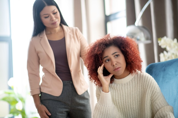 Jeune femme bouclée parlant à son psychothérapeute