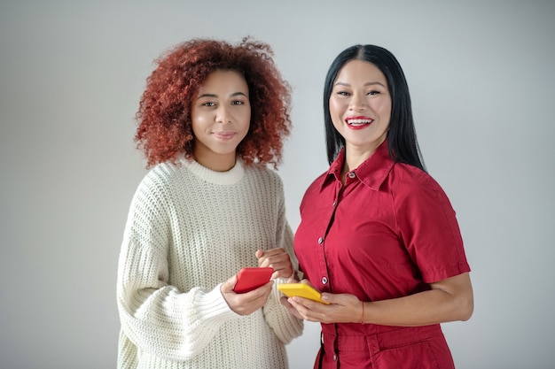 Jeune Femme Bouclée Avec Son Joyeux Ami Asiatique