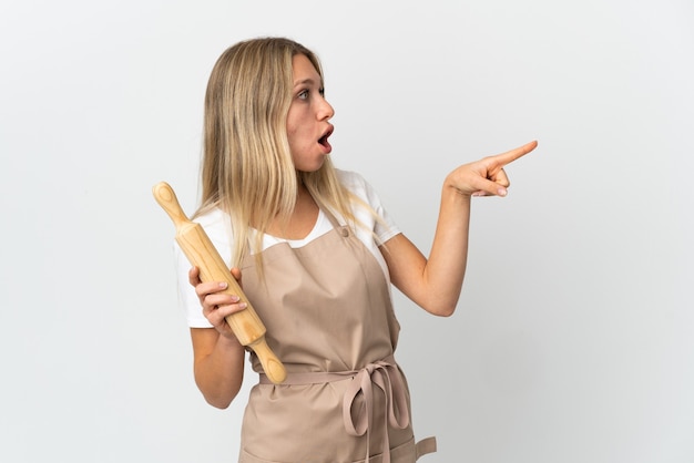 Jeune femme de boulangerie isolée sur blanc