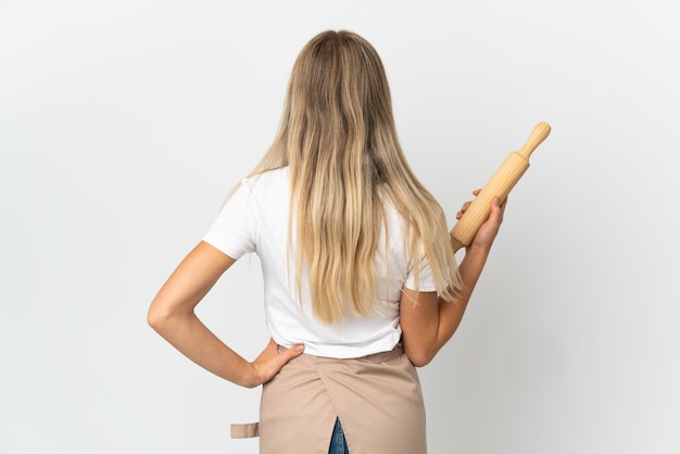 Jeune femme de boulangerie isolée sur blanc