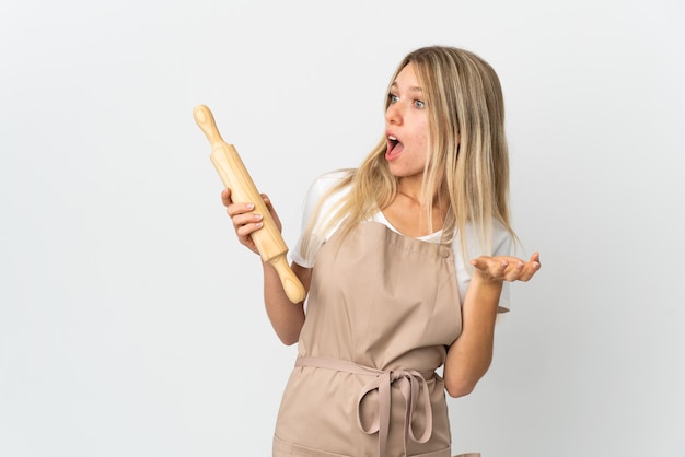 Jeune femme de boulangerie isolée sur blanc