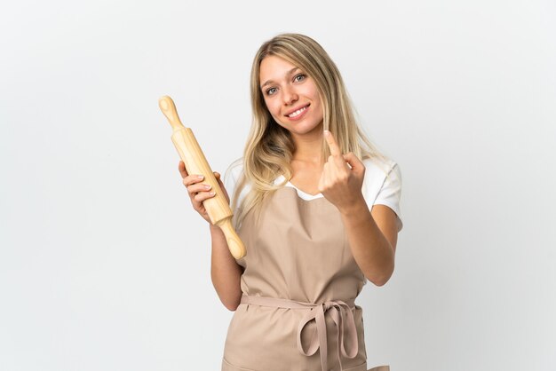 Jeune femme de boulangerie isolée sur blanc