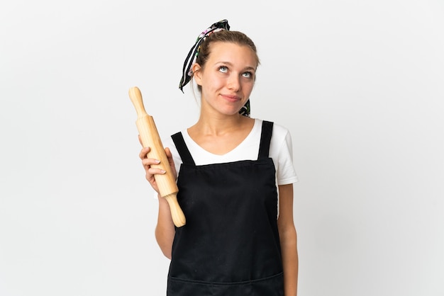 Jeune femme de boulangerie isolée sur blanc