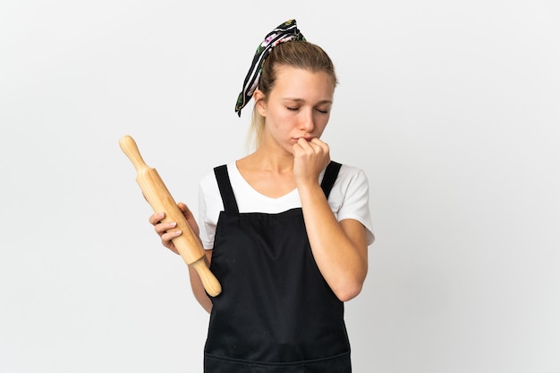 Jeune femme de boulangerie isolée sur blanc