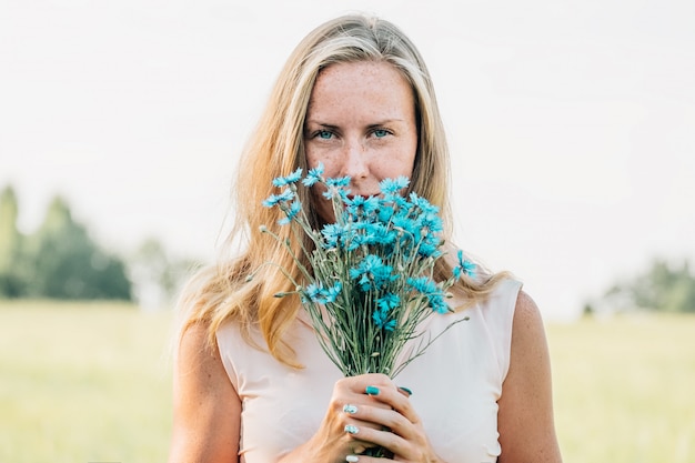 Jeune, femme, Bouquet, bleuets