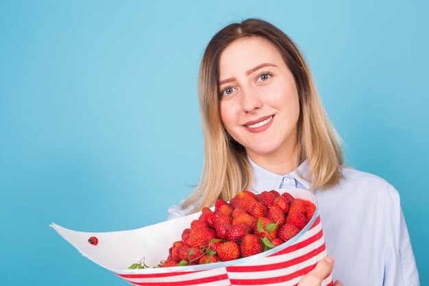 jeune femme avec un bouquet de fraise