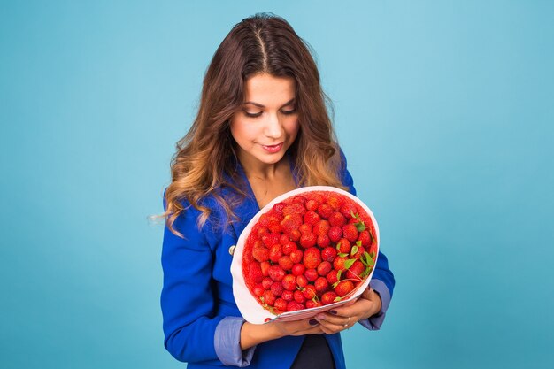 jeune femme avec un bouquet de fraise