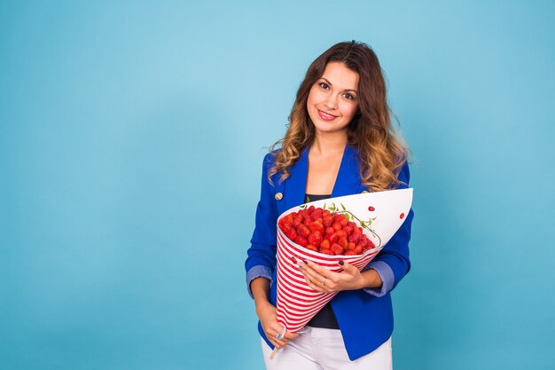 Jeune Femme Avec Un Bouquet De Fraise