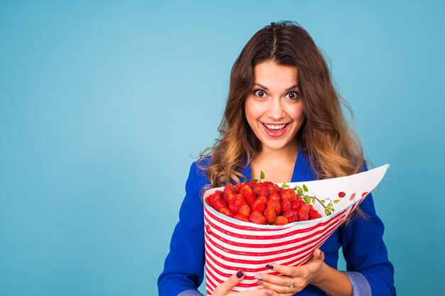 Jeune femme avec un bouquet de fraise