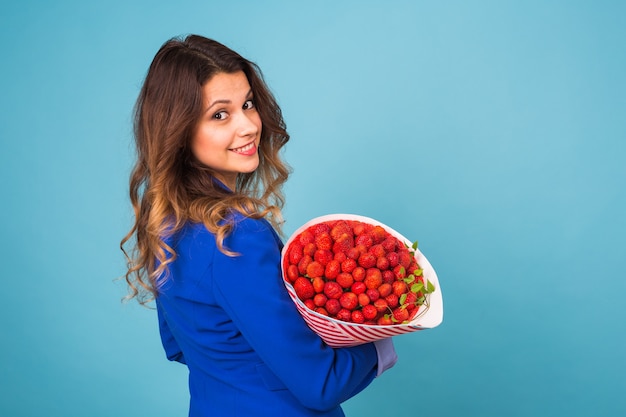 Jeune femme avec un bouquet de fraise