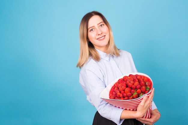 Jeune femme avec un bouquet de fraise