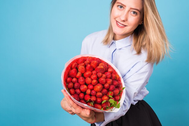 Jeune femme avec un bouquet de fraise