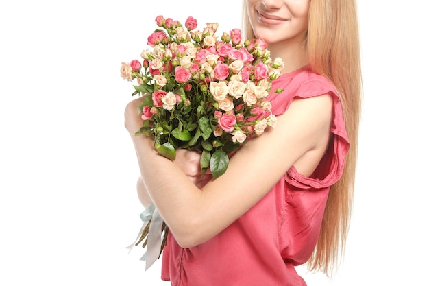 Jeune femme avec bouquet de roses sur fond blanc