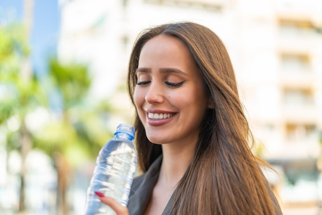 Jeune femme avec une bouteille d'eau à l'extérieur