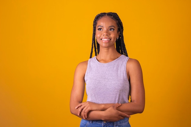 Jeune femme brésilienne afro souriante regardant la caméra