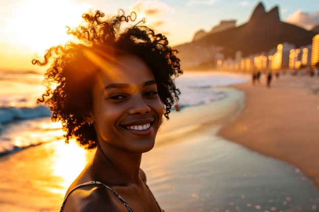 jeune femme brésilienne à la coiffure afro qui se promène sur la plage