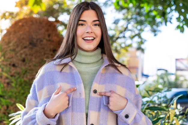 Jeune femme brésilienne dans un parc avec une expression faciale surprise