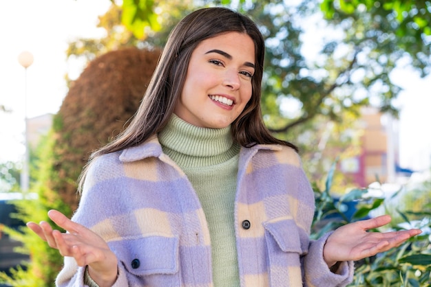 Jeune femme brésilienne dans un parc en souriant